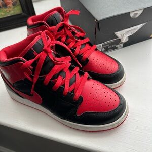 Air Jordan 1 Mid 6Y VGUC